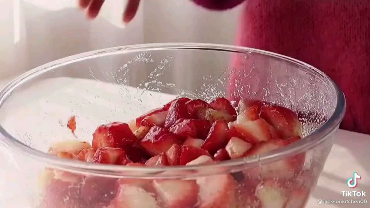 do you like strawberry so easy and yummy yummy 😘😍😋 TNAOT