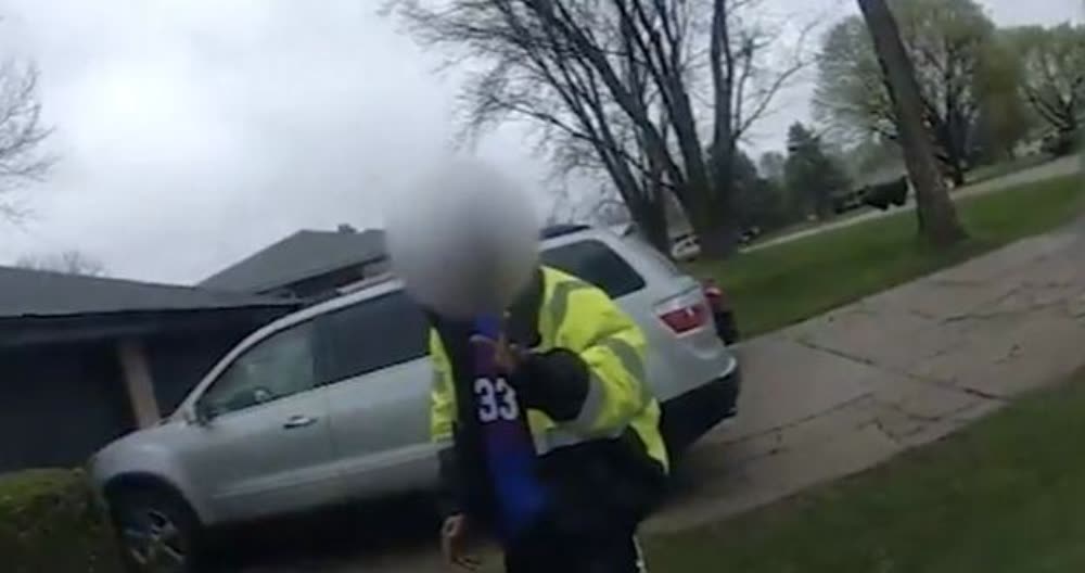 美国黑人男子用金属管袭警 被警察开枪打死 柬埔寨头条